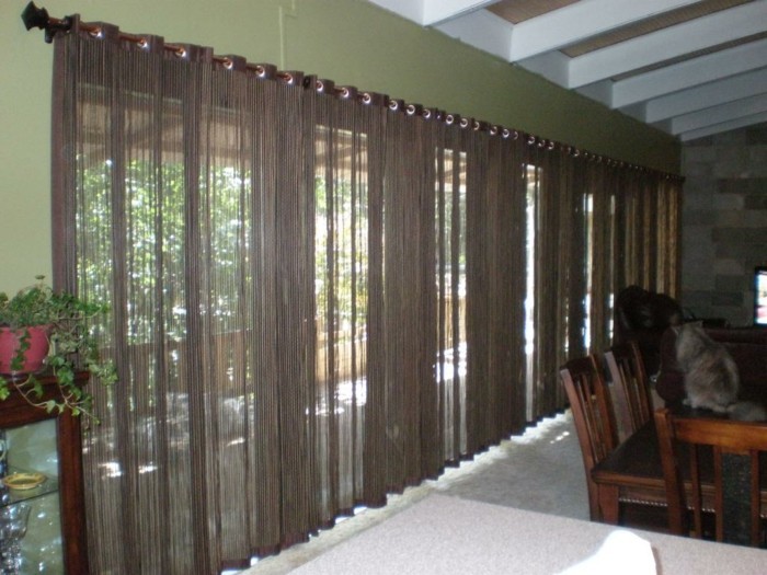 Fensterdekoration-Gardinen-Beispiele-in-brauner-Farbe