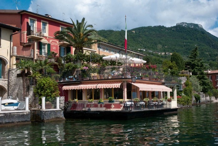 Ferienwohnung-Gardasee-mit-Pool-Restaurant-am-See