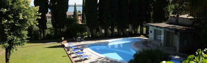 Ferienwohnung-Gardasee-mit-Pool-in-ausgefallener-Form