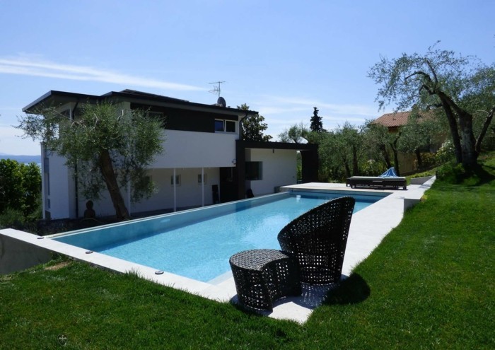 Ferienwohnung-Gardasee-mit-Pool-minimalistischen-Stil