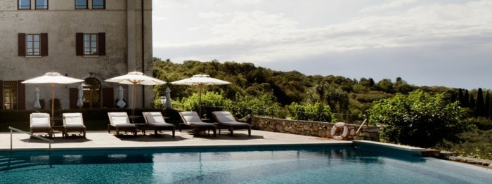 Ferienwohnung-Gardasee-mit-Pool-und-Liegestühle