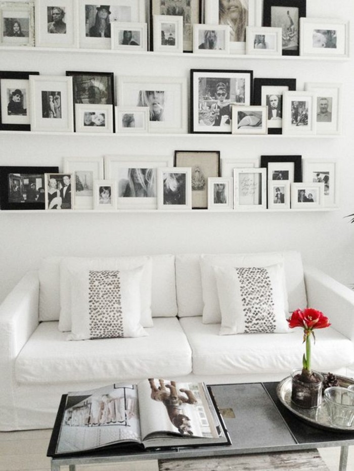 Fotowand-Ideen-weißes-sofa-viele-rahmenbilder-auf-regalen