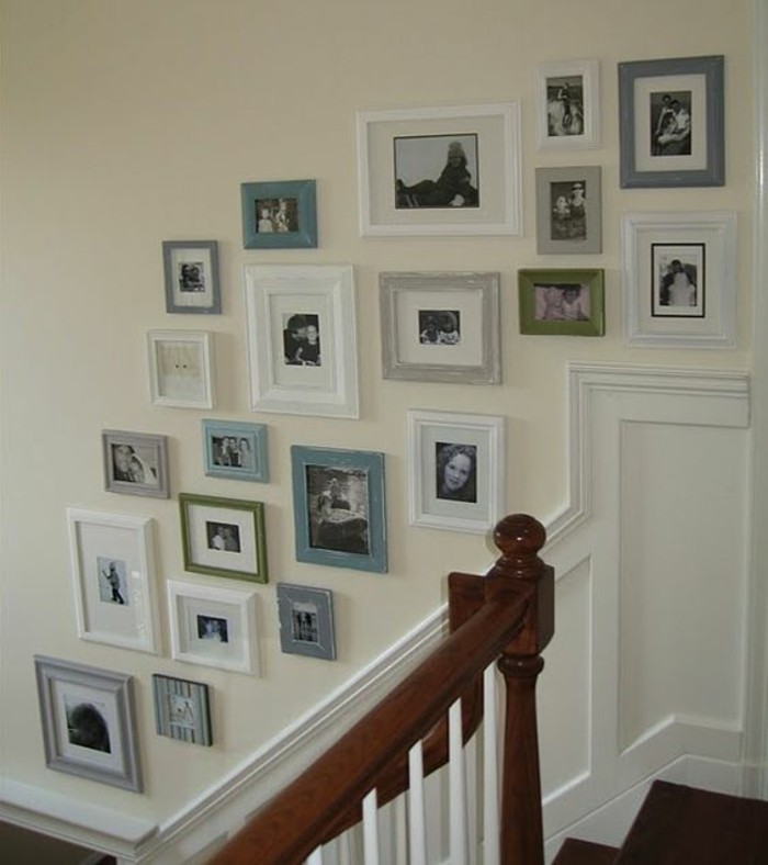 Fotowand-fotos-mit-rahmen-treppe-antik-im-treppenraum