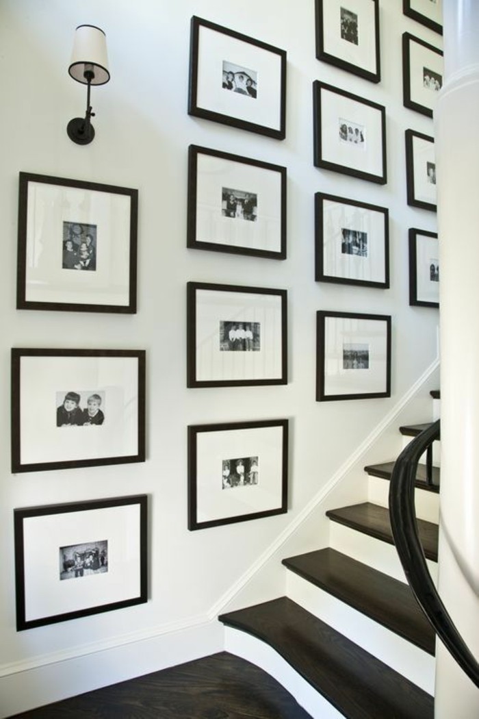 Fotowand-im-flur-treppe-schwarz-weiß