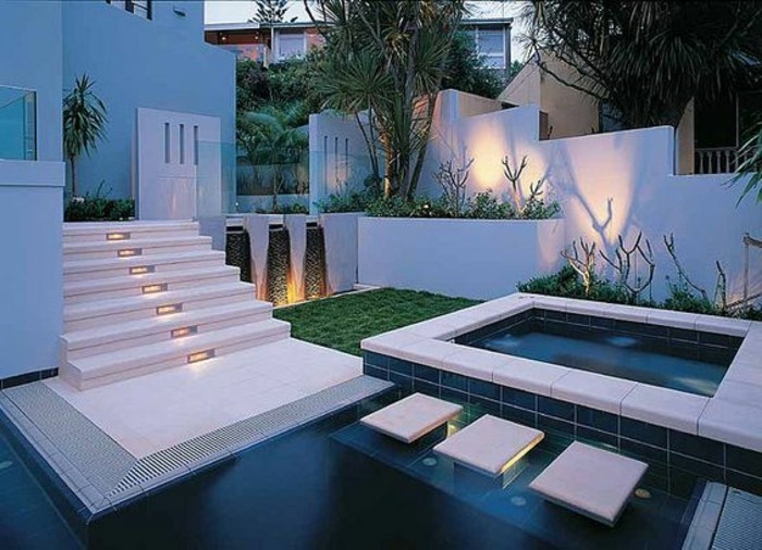 Gartengestaltung-modern-mit-schwimmbad-und-hinterbeleuchtung