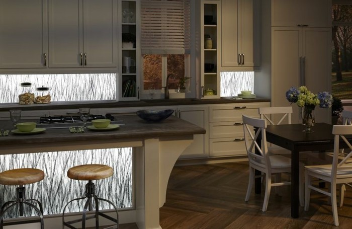 Gestalltungsideen-für-Moderne-Küche-Glasrückwand-Licht