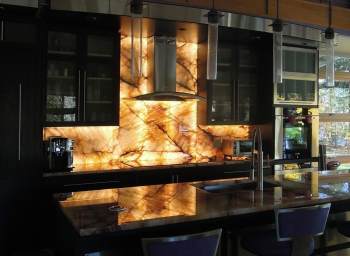 Gestalltungsideen-für-Moderne-Küche-Glasrückwand-Licht1
