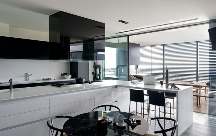 Gestalltungsideen-für-Moderne-Küche-Glasrückwand-Schwarz