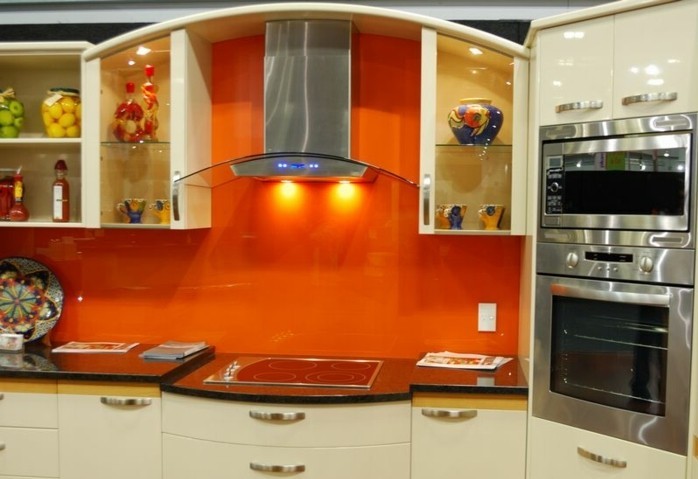 Gestalltungsideen-für-Moderne-Küche-Glasrückwand-orange