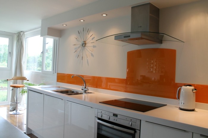 Gestalltungsideen-für-Moderne-Küche-Glasrückwand-orange-weiß