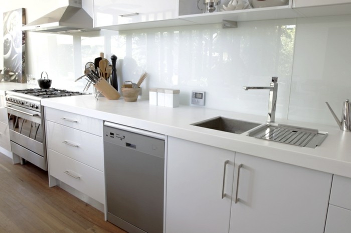 Gestalltungsideen-für-Moderne-Küche-Glasrückwand-weiß