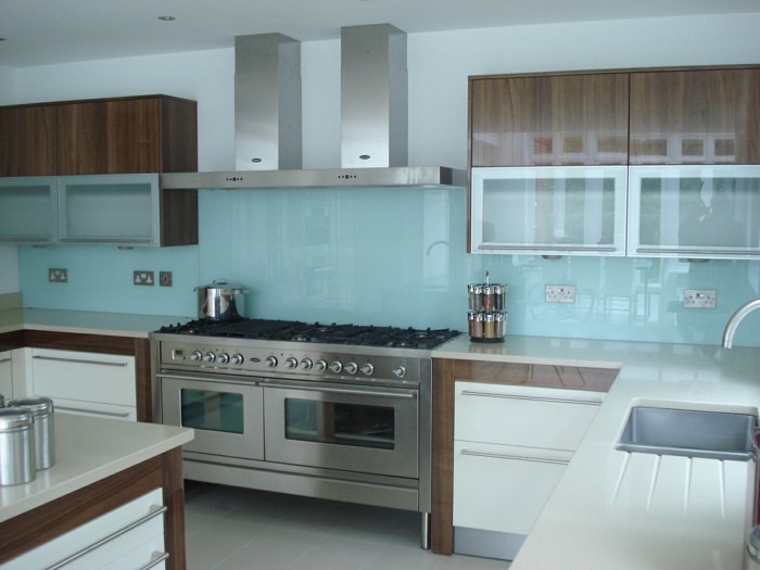 Gestalltungsideen-für-Moderne-Küche-Glasrückwand-weiß-blau