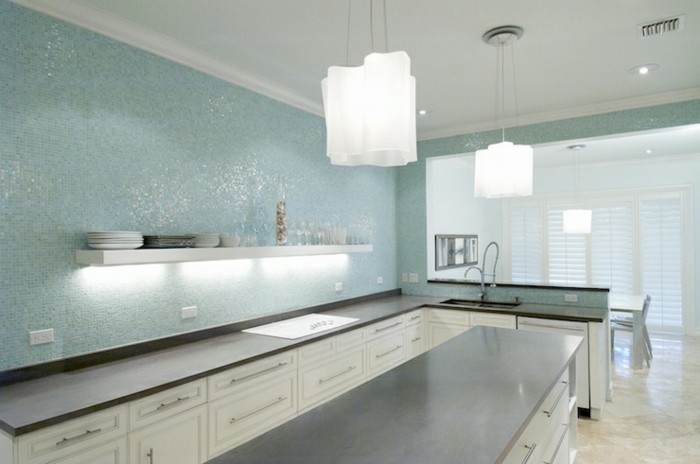 Gestalltungsideen-für-Moderne-Küche-Glasrückwand-weiß-blau1