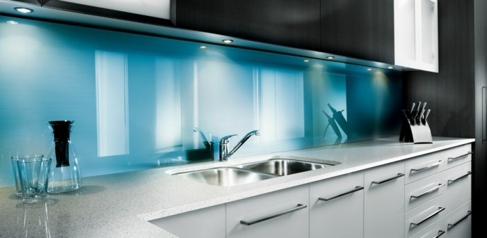 Gestalltungsideen-für-Moderne-Küche-Glasrückwand-weiß-blau3
