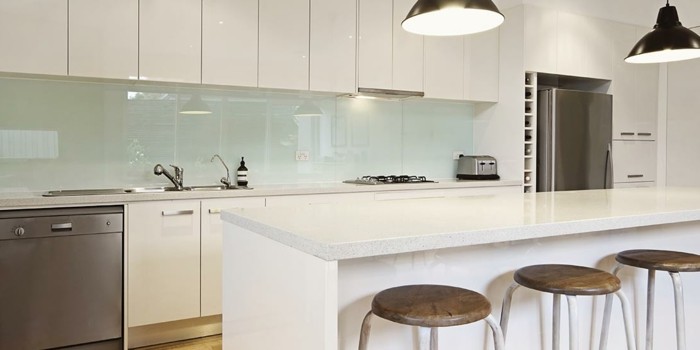 Gestalltungsideen-für-Moderne-Küche-Glasrückwand-weiß8