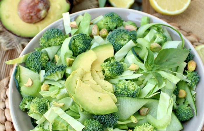 detox-entgiftung-salat-grün-avocado-brokkoli