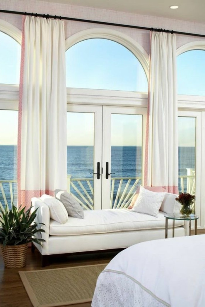Große-Fenster-dekorieren-ein-Haus-am-Strand