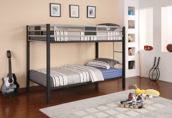 Hochbett-für-Jugendliche-mit-grauer-Bettdecke