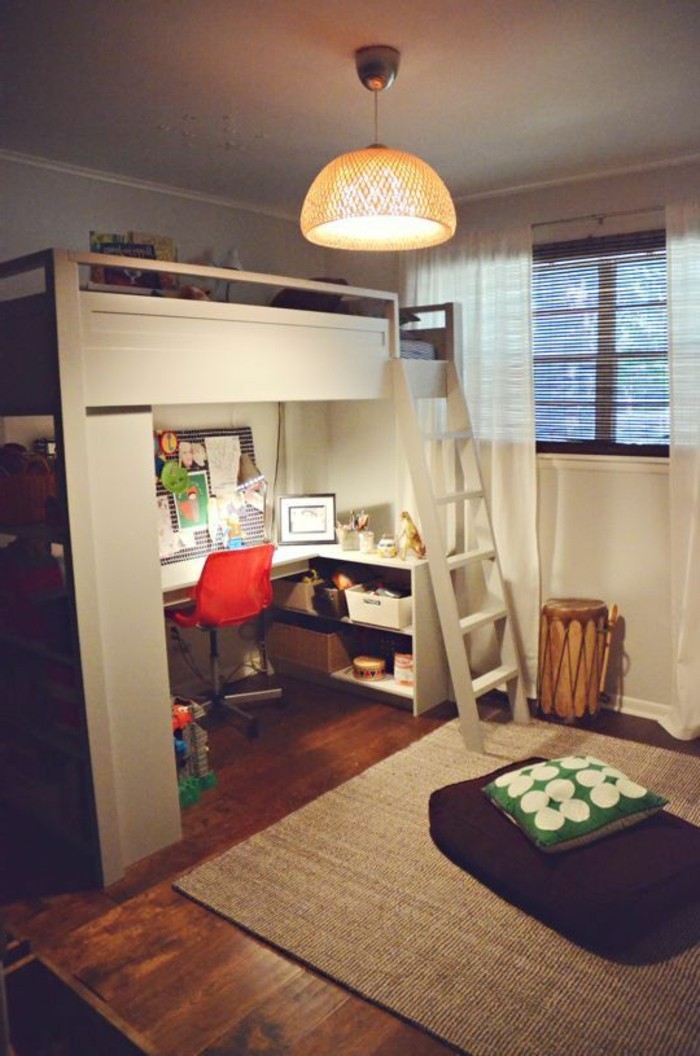 Jugendzimmer-mit-Hochbett-Schreibtisch-mit-rotem-Stuhl