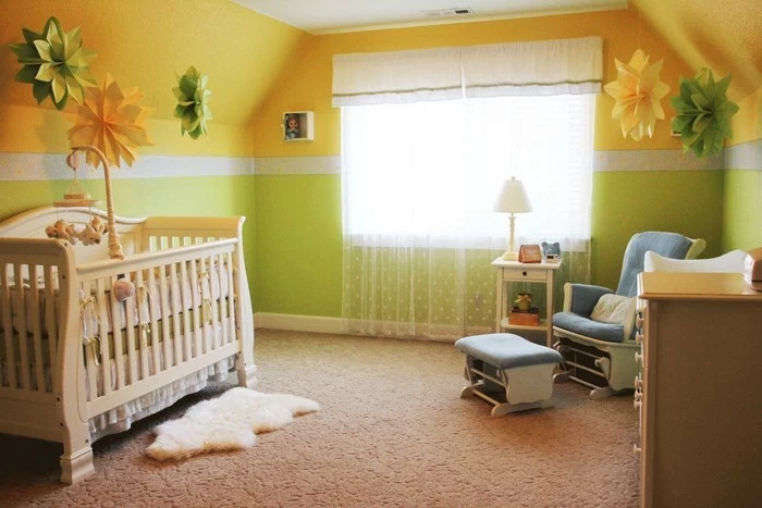 Kinderzimmer-gestalten-Babyzimmer-mit-Pom-Poms-an-der-Wand