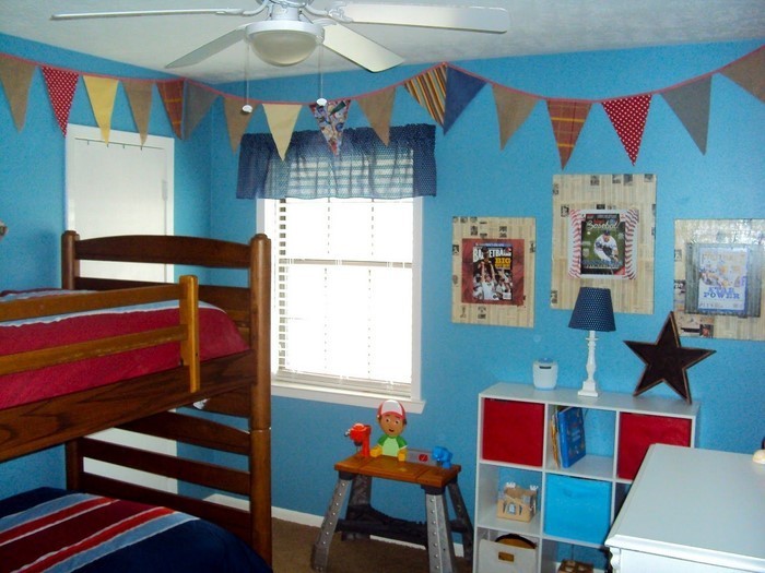 Kinderzimmer-gestalten-mehrere-Fahnen-an-der-Wand