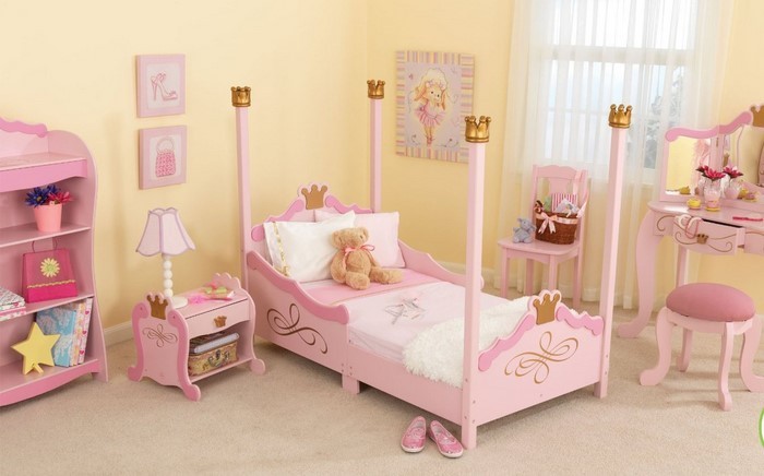 Kinderzimmer-gestalten-Maedchenzimmer-mit-einem-Bett-fuer-Prinzessinen
