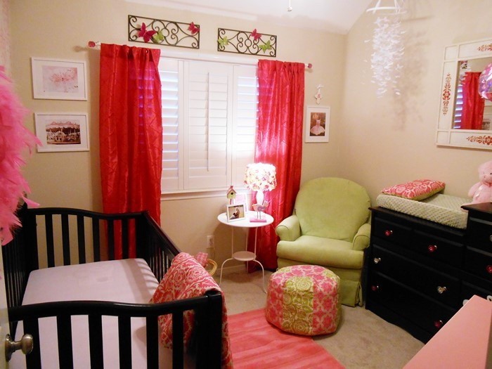 Kinderzimmer-gestalten-Maedchenzimmer-mit-roten-Wandbehängen