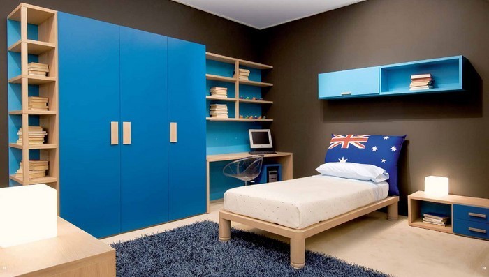 Kinderzimmer-gestalten-ein-Jungenzimmer-mit-blauen-Schraenken