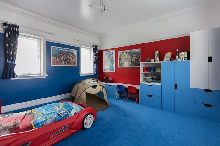 Kinderzimmer-gestalten-ein-sportauto-als-Bett