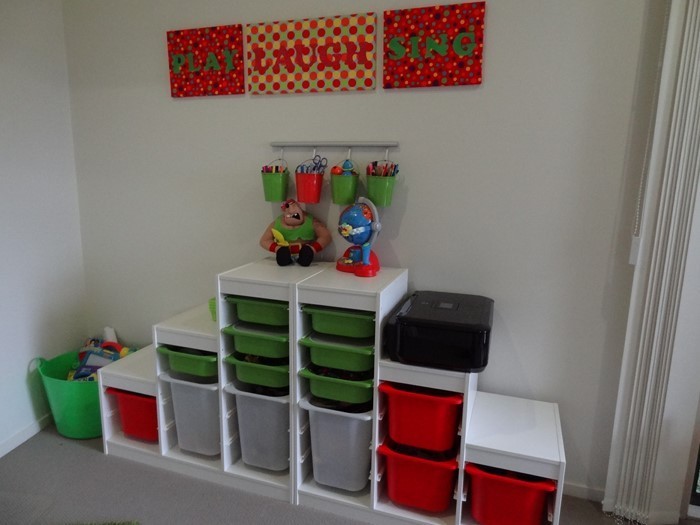 Kinderzimmer-gestalten-verschiedene-Schraenke-fuer-Spielzeuge