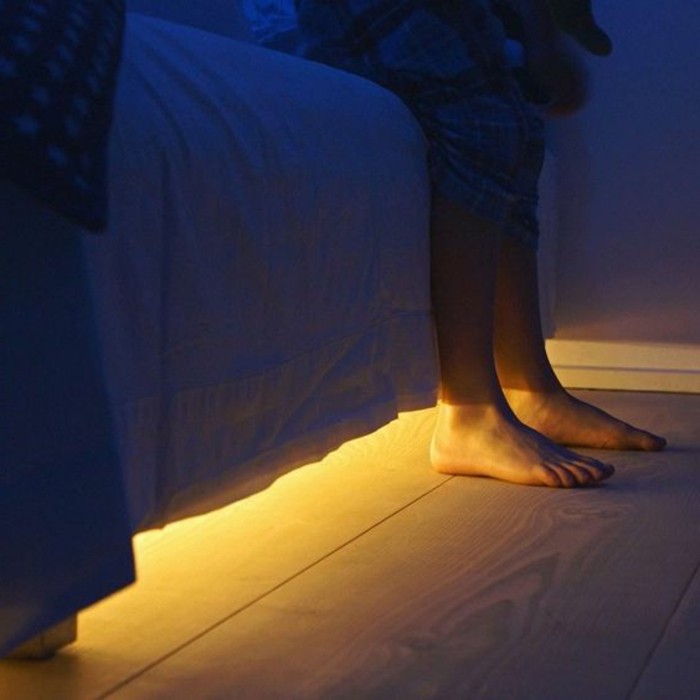 Leuchte-mit-Bewegungsmelder-unter-dem-Bett