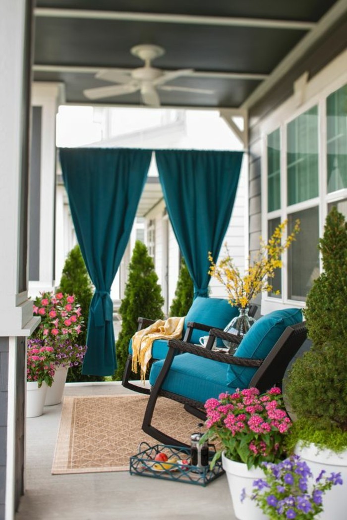 Sichtschutz-für-Terrasse-mit-blauen-Vorhängen