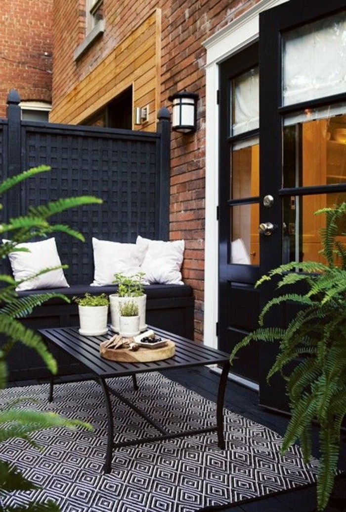 Terrassen-Sichtschutz-aus-Holz-in-dunkler-Farbe
