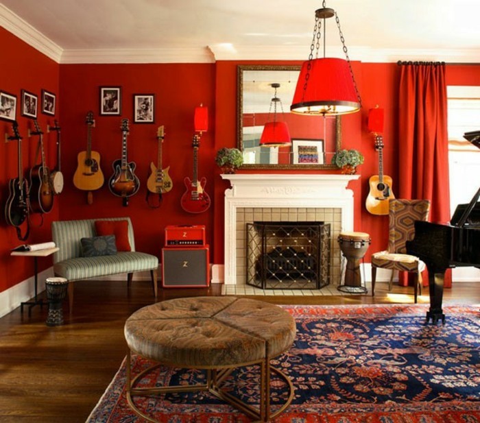 auffällige-wandfarben-ideen-wießer-kamin-rote-wände-im-wohnzimmer