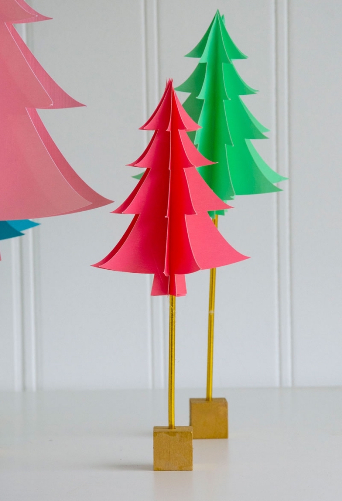 basteln aus papier, kleine weihnachtsbäume aus buntem cardstock, tischdeko zum weihnachten