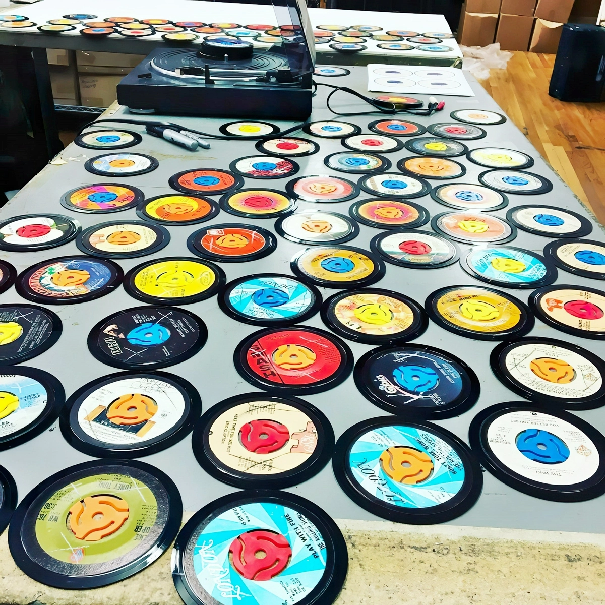 basteln aus schallplatten vinylplatten farbenfroh dekroiert vinylux