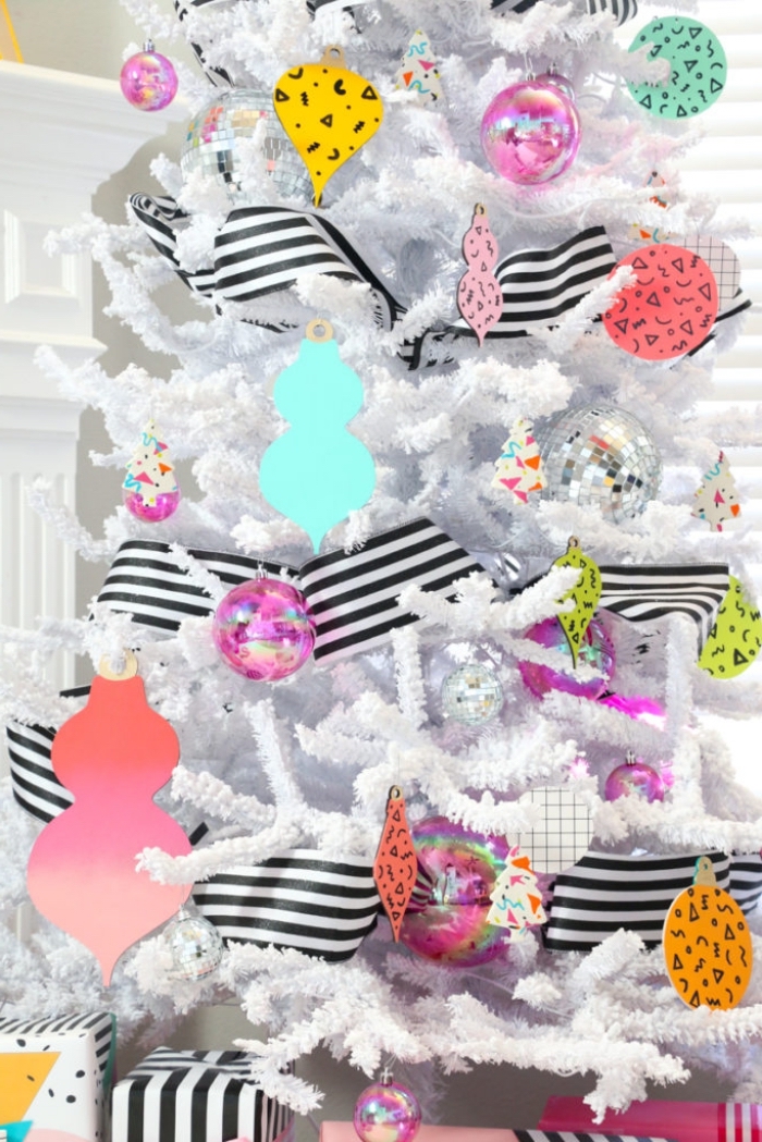 weißer weihanchtsbaum dekorieren, basteln weihnachten papier, christbaumschmuck in bunten farben