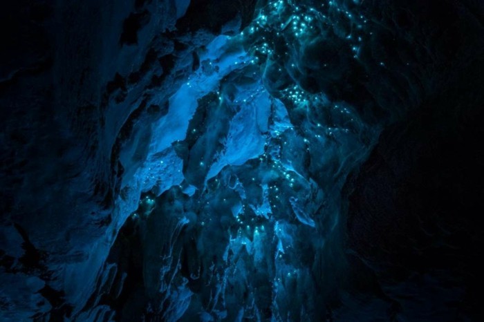blaue-wunder-entzückender-anblick-in-der-höhle