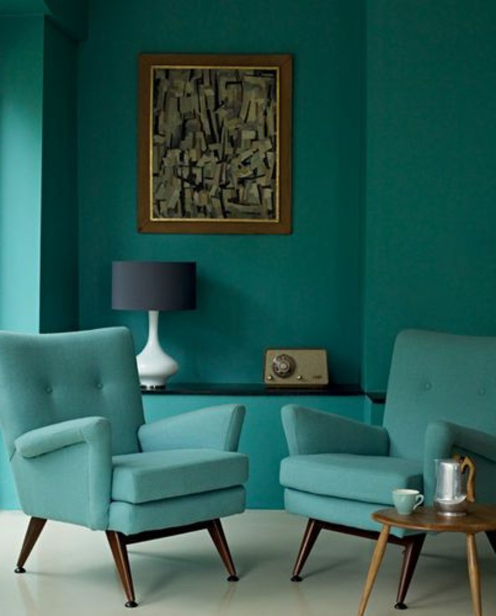 blaues-wohnzimmer-mit-retro-möbeln