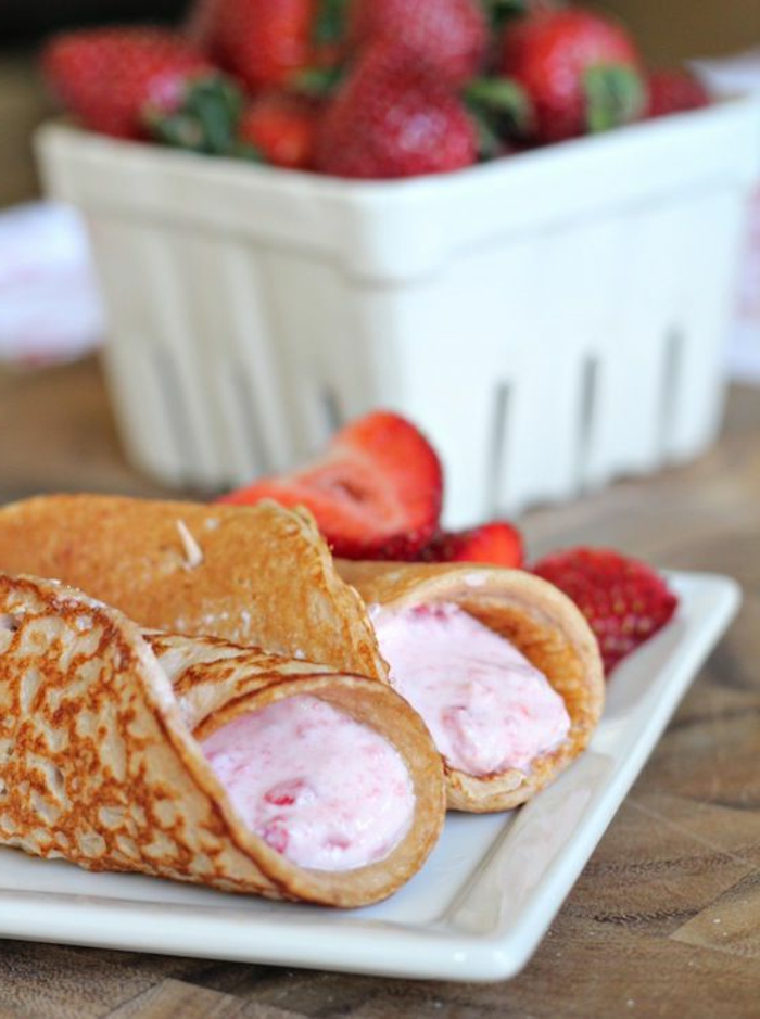 gefüllte-pfannkuchen-mit-joghurt-erdbeeren