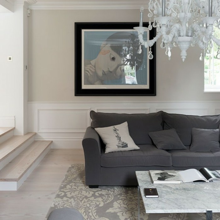 gemütliches-wohnzimmer-gestalten-wandbild-kronleuchter-sofa-teppich-grau-marmor-tisch