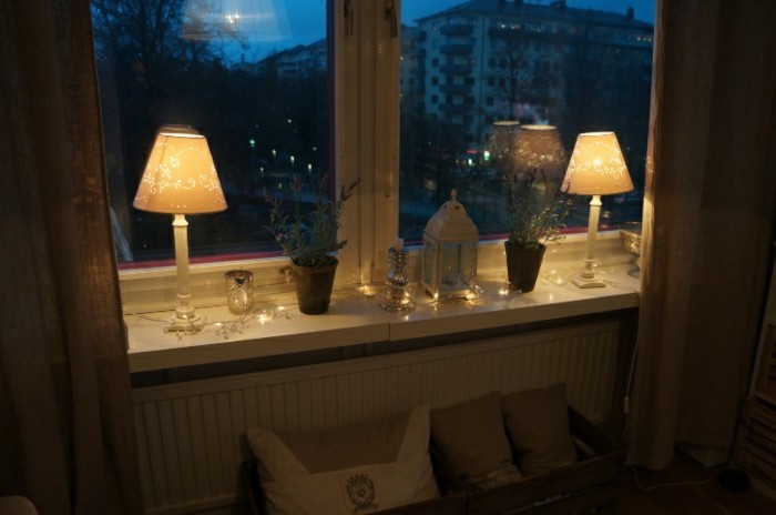 gemütliches-wohnzimmer-gestalten-lampen-am-fenster-nacht
