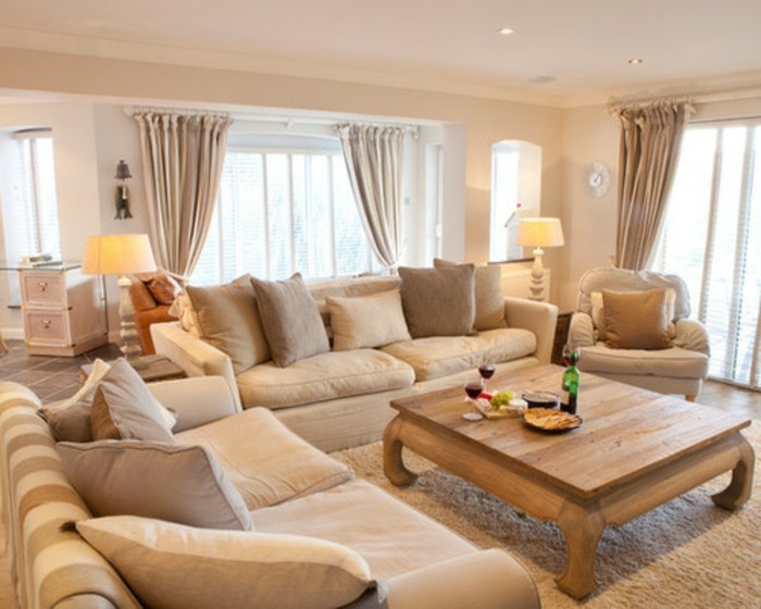 gemütliches-wohnzimmer-gestalten-sofa-sitzecke-sandfarben