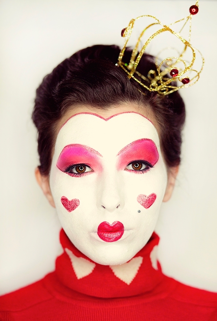 Queen Of Hearts schminken, weißes Gesicht, rote Herzen an den Wangen und am Mund, roter Lidschatten, kleine goldene Krone