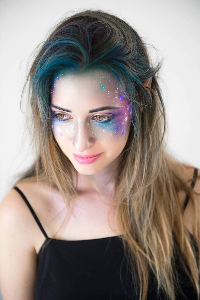 Galaxie Make-up in Blau und Lila mit kleinen Sternen, blaue Haarwurzeln, Last Minute Halloween Schminke