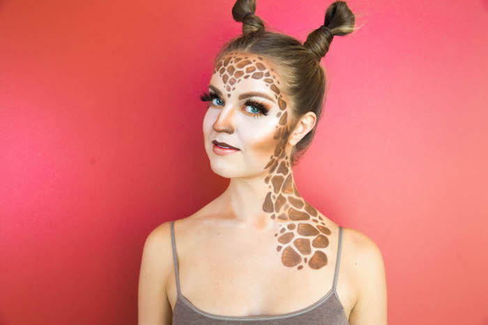 Giraffe schminken für Halloween, braune Flecke am Hals und Gesicht, Hörner aus Haaren 