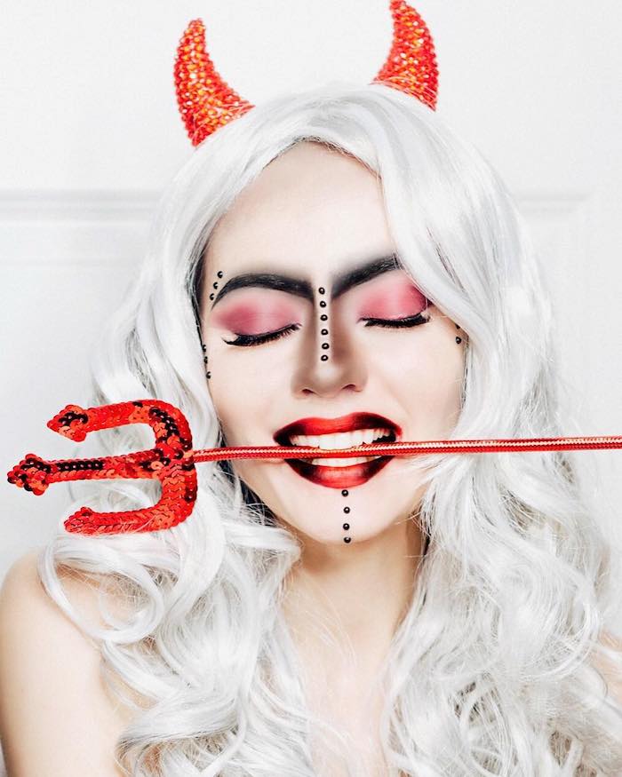 Teufel schminken für Halloween, roter Lippenstift und Lidschatten, weiße Perücke und rote Teufelshörner 