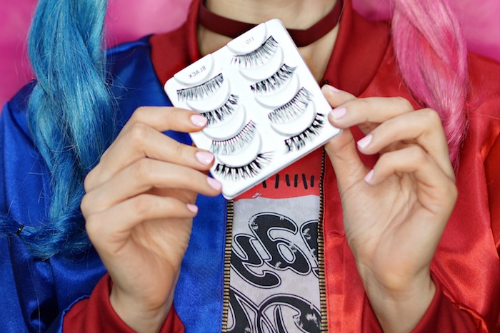 Harley Quinn Make-up zum Nachmachen, künstliche Wimpern kleben 