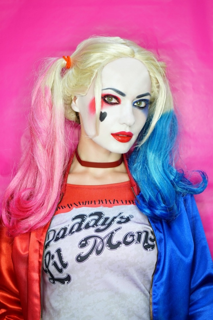 Harley Quinn Make-up, weißes Gesicht, roter und blauer Lidschatten, schwarzer Eyeliner, roter Lippenstift 