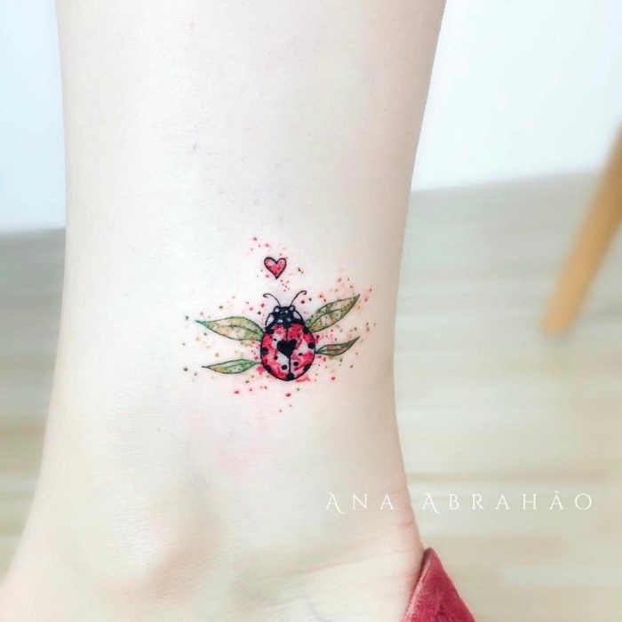 Kleines farbiges Tattoo am Knöchel, buntes Tattoo für Frauen, Marienkäfer und kleines rotes Herz 